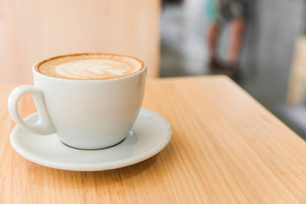 šálek art latte cappuccino kávový dřevěný stůl. Kvalitní fotografie - Fotografie, Obrázek