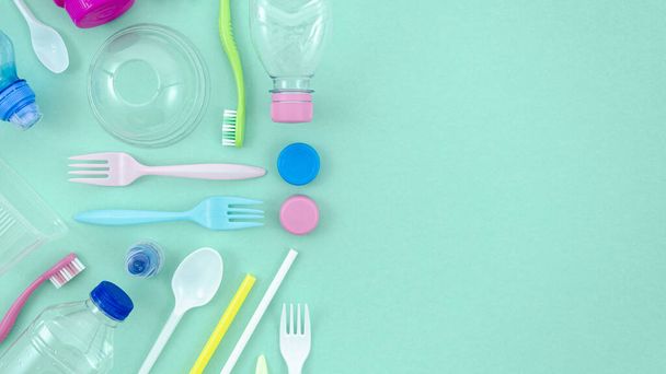 colorful plastic tableware turquoise background. High quality photo - Foto, Imagen