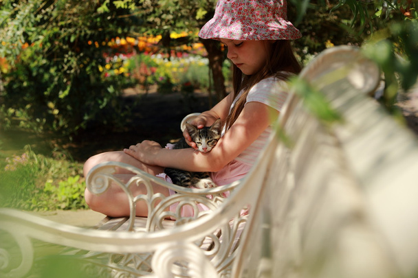 Little girl with kitten - Fotoğraf, Görsel