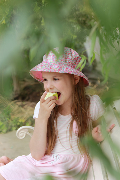 Kid with green apple - Foto, afbeelding