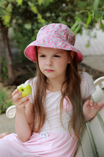 Kid with green apple - Zdjęcie, obraz