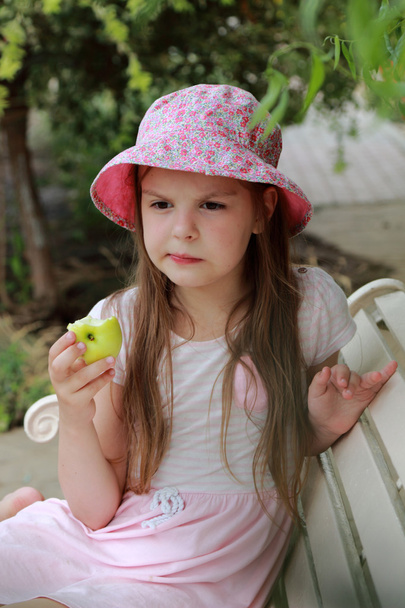Kid holding an apple - 写真・画像