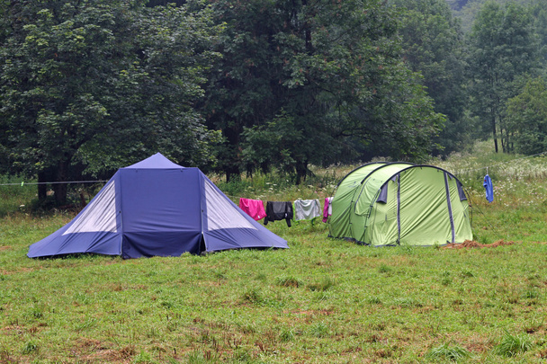 сушка белья для сушки рядом с палатками для кемпинга в лагере скаутов
 - Фото, изображение