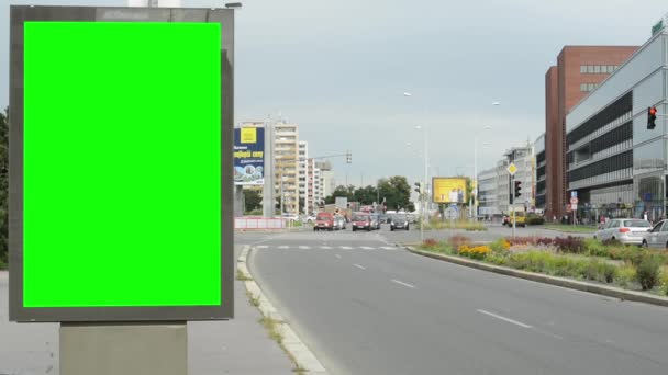 Billboard w miasta, w pobliżu drogi - zielony ekran - budynek, samochody i ludzi - Materiał filmowy, wideo