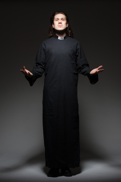 mladý kněz modlí - Fotografie, Obrázek