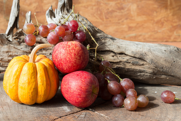 maçãs vermelhas e uvas e abóbora
 - Foto, Imagem