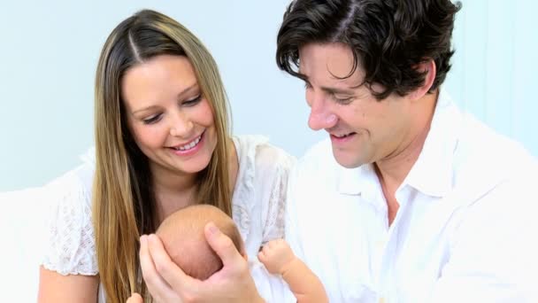 Niño recién nacido en manos de los padres
 - Imágenes, Vídeo