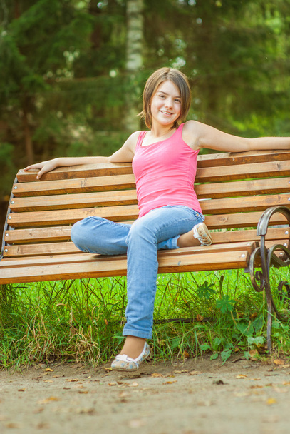 dívka sedí na lavičce - Fotografie, Obrázek