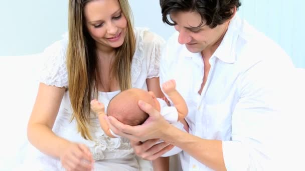 Le nouveau-né entre les mains des parents
 - Séquence, vidéo