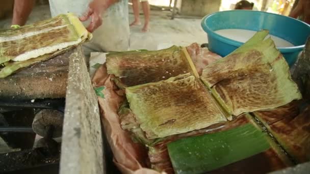conde, Bahia, Brasilien - 8. Oktober 2021: Zubereitung von Tapico Beiju mit Kokosnuss in der ländlichen Gegend der Gemeinde Conde, Nordküste Bahias. - Filmmaterial, Video