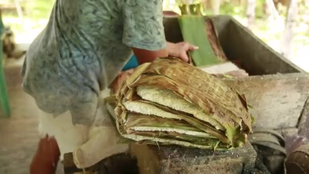 conde, bahia, brazil - 8 października 2021: przygotowanie tapico beiju z kokosem na obszarze wiejskim gminy Conde, północne wybrzeże Bahia. - Materiał filmowy, wideo