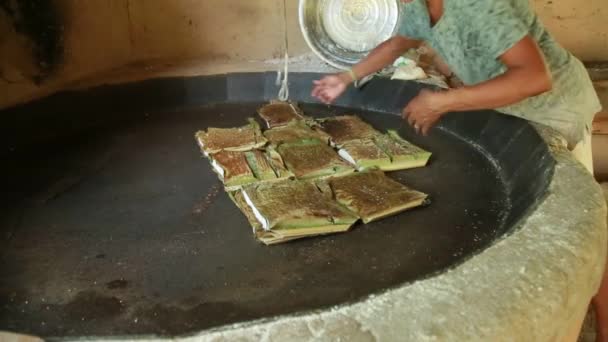 conde, bahia, brasil - 8 de octubre de 2021: preparación de tapico beiju con coco en la zona rural del municipio de Conde, costa norte de Bahía. - Metraje, vídeo