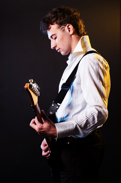 Guitarrista en el escenario
 - Foto, Imagen
