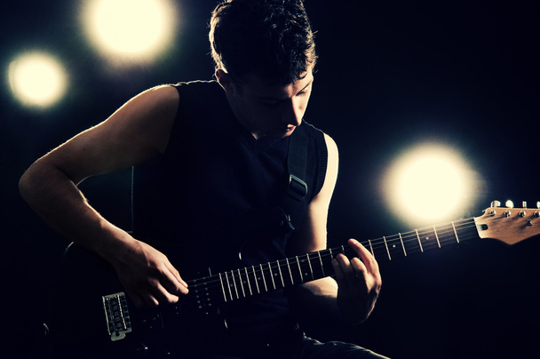 gitáros játszik a színpadon - Fotó, kép