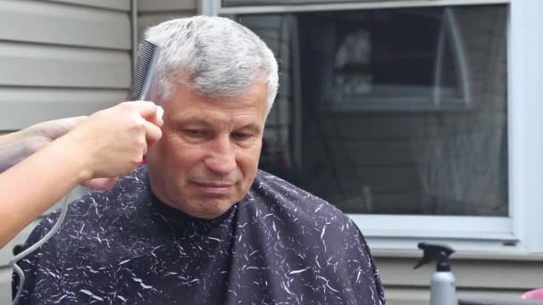 Un corte de pelo elegante peluquería para un hombre en un hogar - Metraje, vídeo