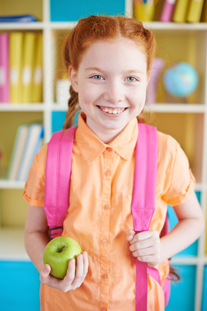 dziewczyna z plecaka i jabłko - Zdjęcie, obraz