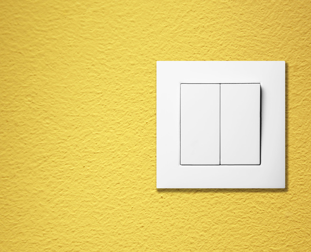 Interruptor de luz en una pared
 - Foto, Imagen