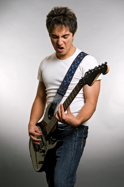 Hombre emocional tocando en la guitarra
 - Foto, Imagen