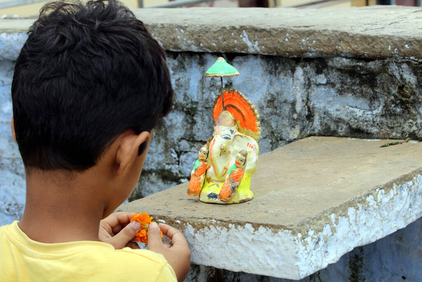 ein Junge verehrt Lord shri ganesha - Foto, Bild