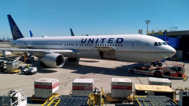 UNITED Boeing 767-400, en la terminal del Aeropuerto de Newark Liberty, NJ, EE.UU. - 19 de septiembre de 2021 - Foto, Imagen
