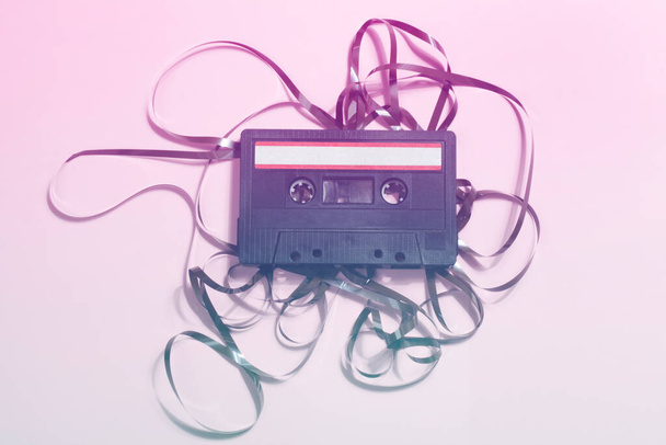 oude cassette tape in neon kleur. retro stijl. vintage muziekconcept.  - Foto, afbeelding