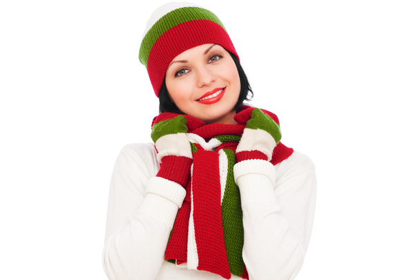 Красивая улыбающаяся женщина в шляпе и шарфе
 - Фото, изображение