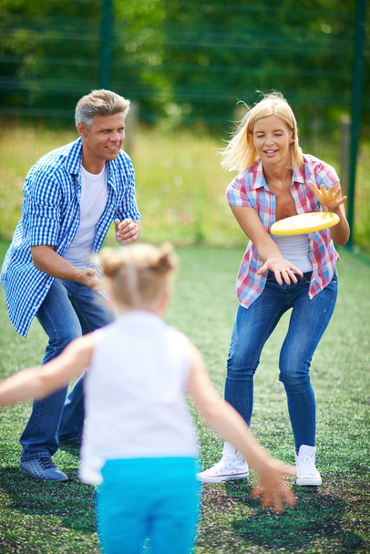 familie spelen met frisbee - Foto, afbeelding