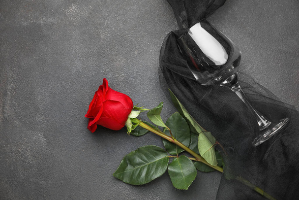 Piękna czerwona róża i szkło na ciemnym tle - Zdjęcie, obraz