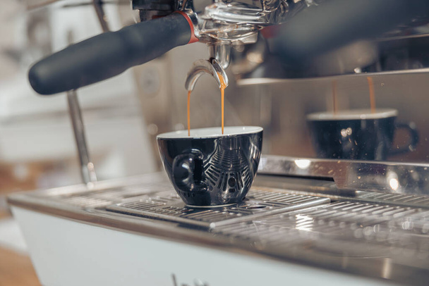 Profesjonalny ekspres do kawy parzący kawę w kawiarni - Zdjęcie, obraz