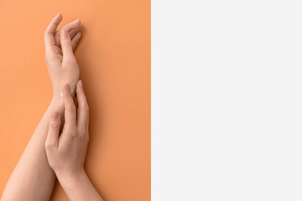 Female hands on color background - Fotografie, Obrázek