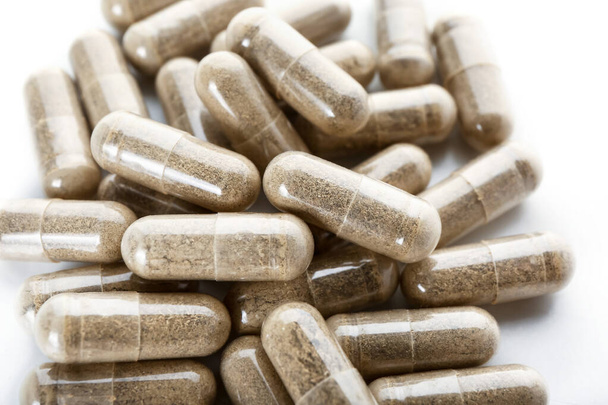 Medische pillen op witte achtergrond, close-up - Foto, afbeelding