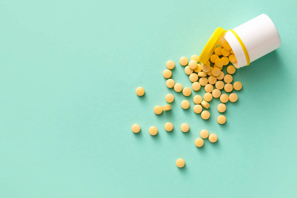 Garrafa de pílulas de vitamina A em fundo azul - Foto, Imagem