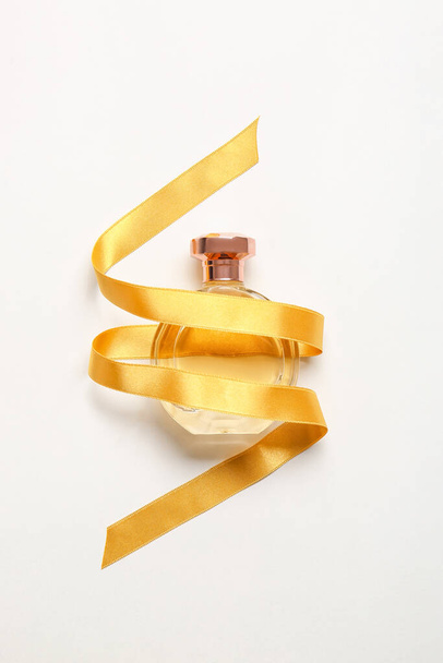 Flasche Parfüm und Schleife auf weißem Hintergrund - Foto, Bild