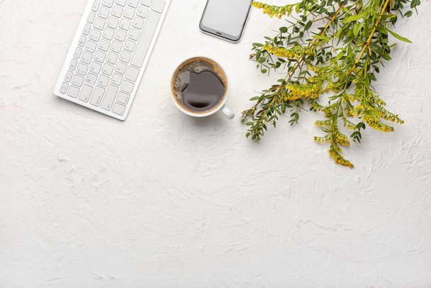 Xícara de café, ramo verde e teclado em fundo claro - Foto, Imagem