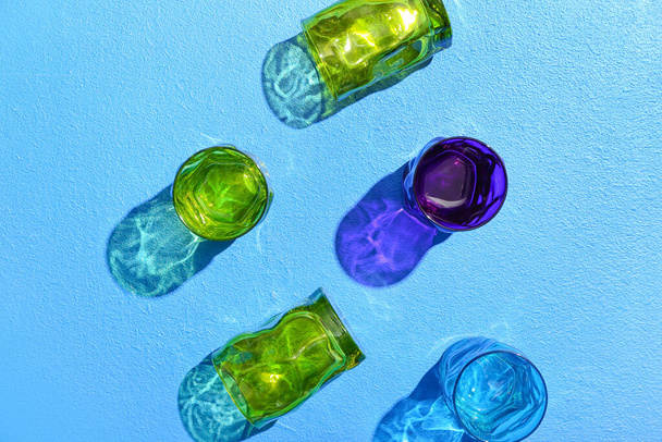 Hermosos vasos vacíos sobre fondo azul - Foto, imagen