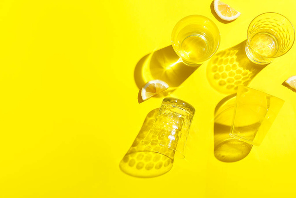 Hermosas copas y limón sobre fondo de color - Foto, imagen