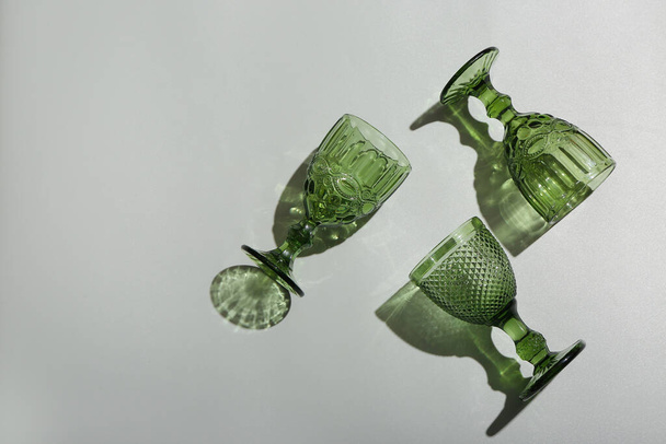 Krásné prázdné zelené brýle na šedém pozadí - Fotografie, Obrázek