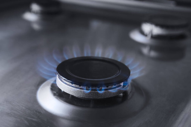 Queimador de gás com chama azul no fogão doméstico, close-up - Foto, Imagem