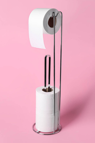 Holder WC-papír tekercsek rózsaszín háttér - Fotó, kép