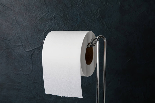 Držák na toaletní papír role na tmavém pozadí, detailní záběr - Fotografie, Obrázek