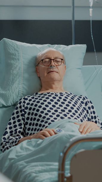 Kórházi beteg alszik az ágyban az orvosi egység - Fotó, kép