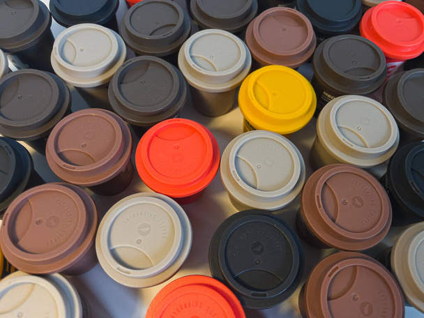 taza de café de plástico con etiqueta - Foto, imagen