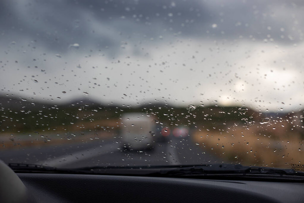 Islak arabanın ön camında bulanık arkaplan yağmuru, yatay - Fotoğraf, Görsel