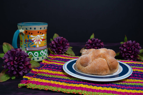 Pan de Muerto, chléb z mrtvého mexického cukrového koláče na tkaném ubrusu. - Fotografie, Obrázek