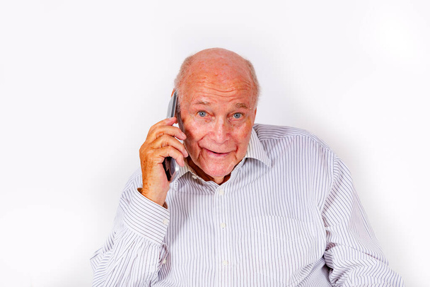 gelukkig oudere man praat met zijn familie door mobiele - Foto, afbeelding