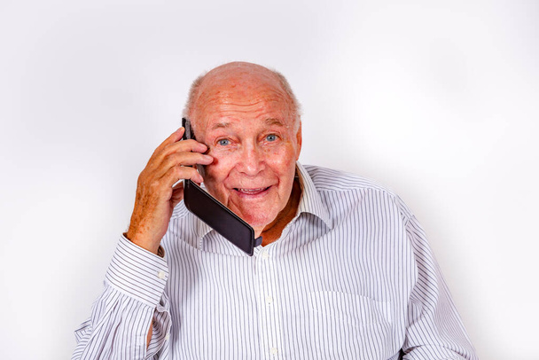 ευτυχισμένος ηλικιωμένος άνδρας μιλάει με την οικογένειά του από το κινητό - Φωτογραφία, εικόνα
