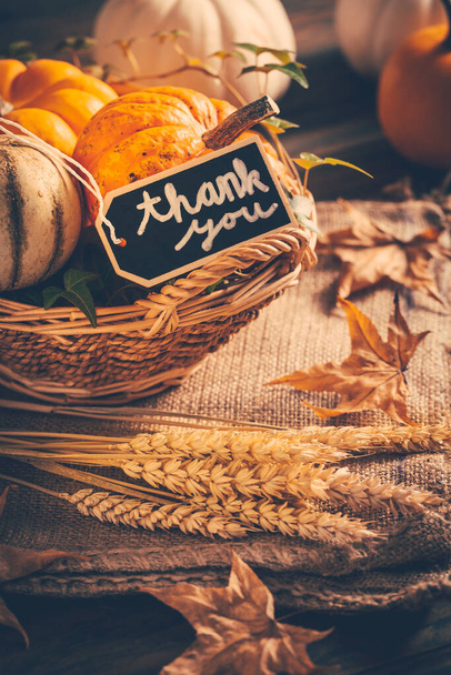День подяки - натюрморт з гарбузами, вухами та осіннім листям на дерев'яному фоні
 - Фото, зображення