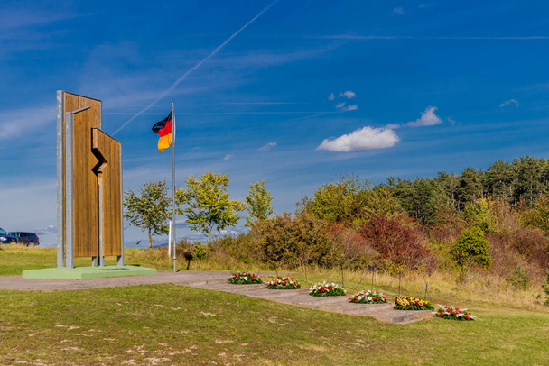 Spaziergang am Kolonnenweg in der Nähe der Point-Alpha-Gedenkstätte am Tag der Deutschen Einheit - Thüringen - Hessen - Foto, Bild