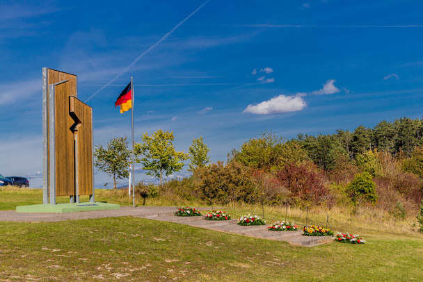 Прогулянка по Колоненвегу біля пам "ятника Пойнт Альфа у День німецької єдності (Тюрингія - Гессен). - Фото, зображення