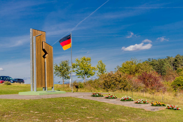 Wandeling langs de Kolonnenweg bij het Point Alpha monument op de Duitse Eenheidsdag - Thüringen - Hessen - Foto, afbeelding